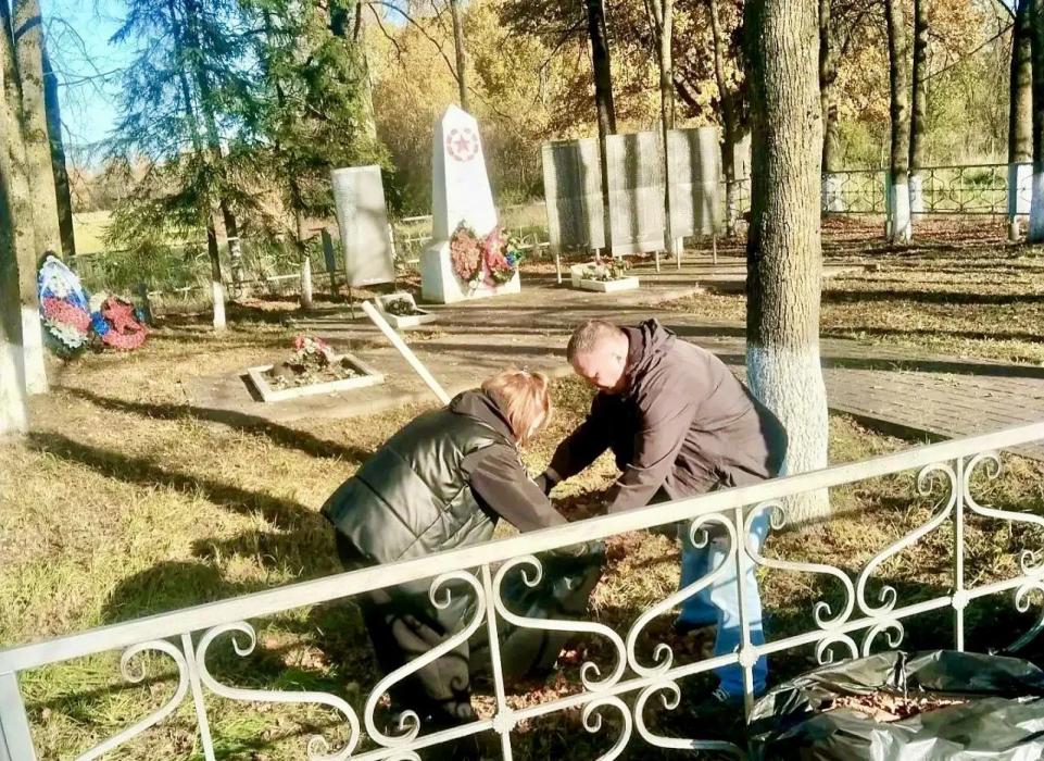 Территория заботы: в Псковском районе проходят традиционные осенние субботники