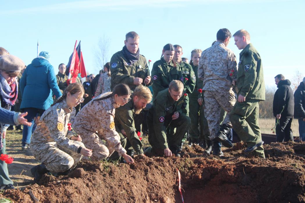 В Дно перезахоронили останки 346 воинов и мирных жителей