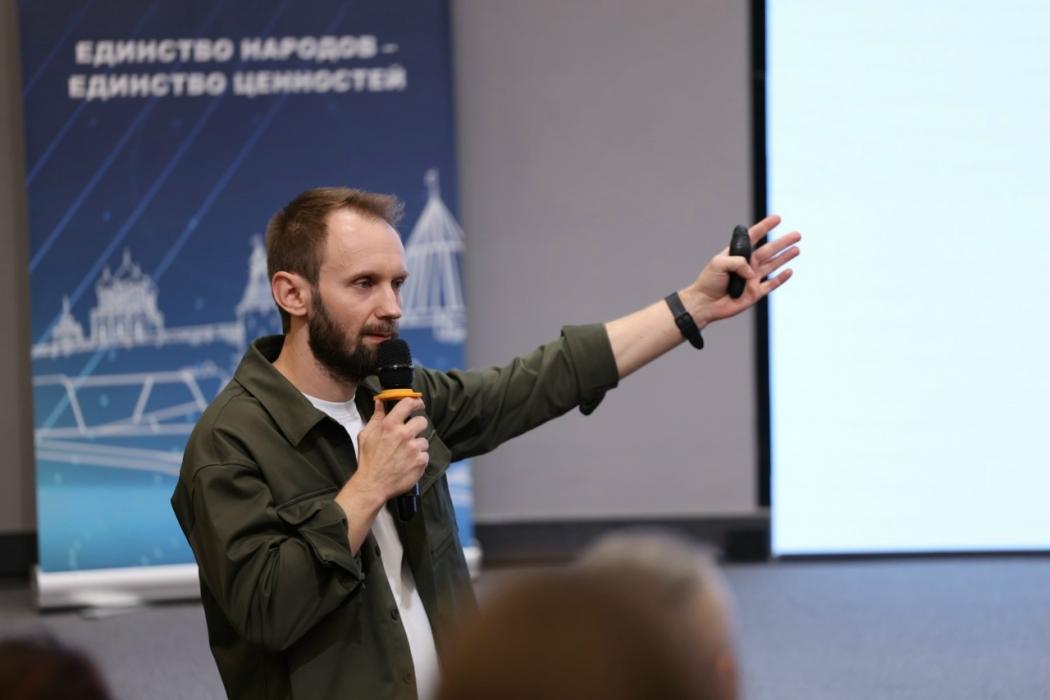 Эксперт рассказал в Пскове, какие герои нужны молодёжи