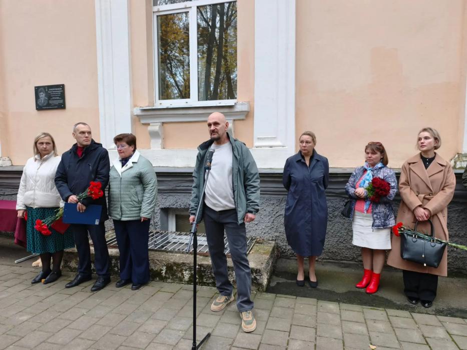 Памятную доску герою Чеченской войны открыли на здании гимназии в Великих Луках
