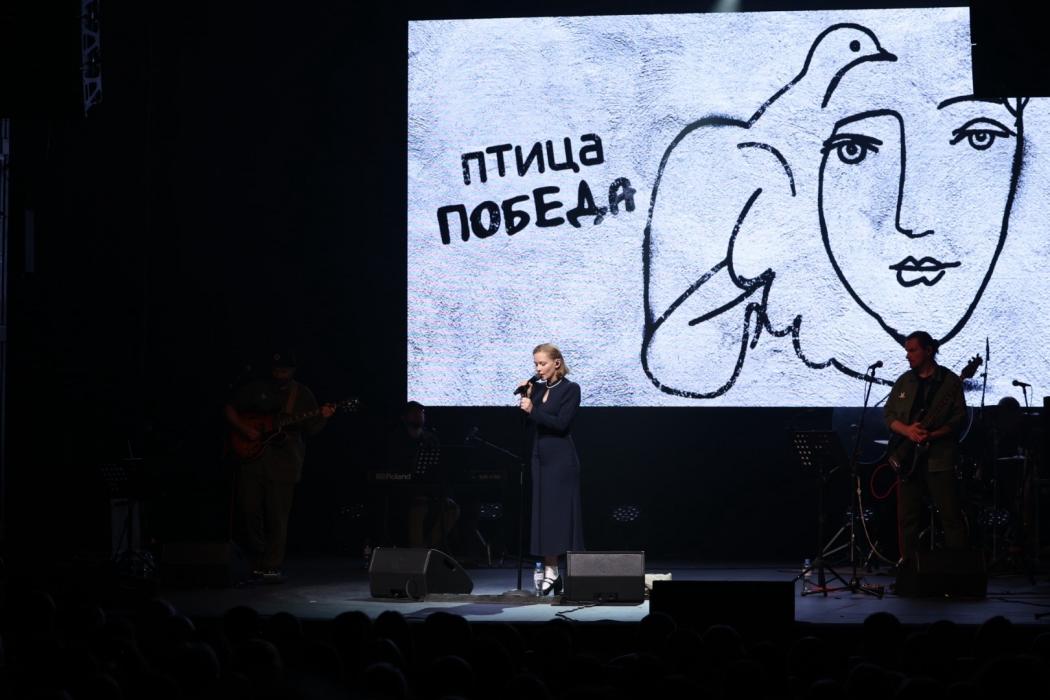 Юлия Пересильд и группа «Мандрагора» выступили на сцене Псковского драмтеатра