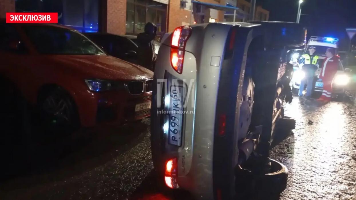 В Пскове Nissan протаранил автомобили на парковке и перевернулся 