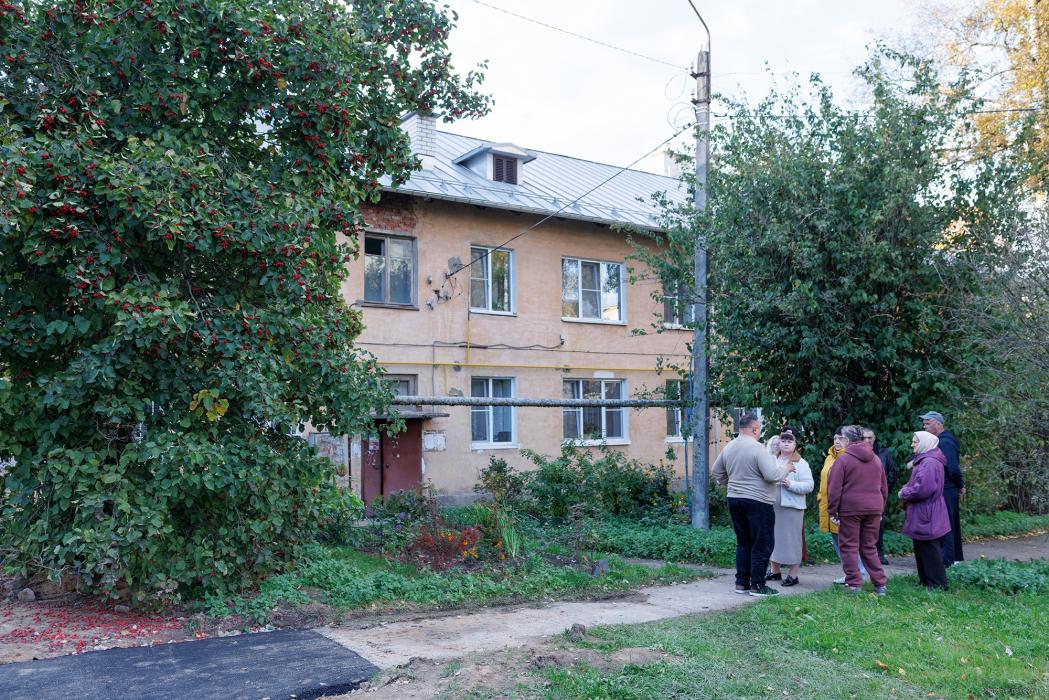 Депутат Алексей Севастьянов встретился с жителями Военного городка в Крестах