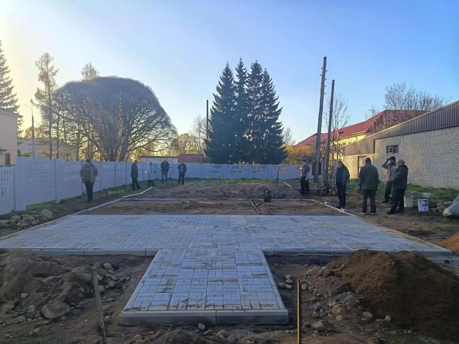 Зону ожидания обустраивают рядом со школой в Новоржевском районе