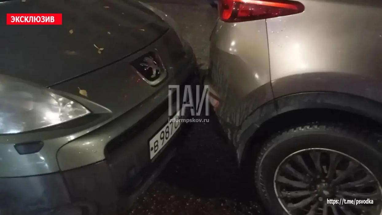 В Пскове Nissan протаранил автомобили на парковке и перевернулся 
