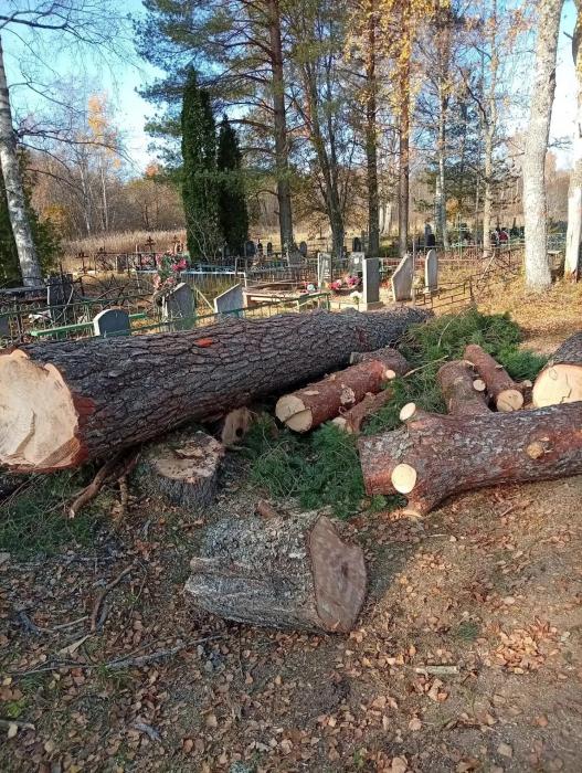 Благоустройство кладбища продолжается в деревне Бояриново Себежского района