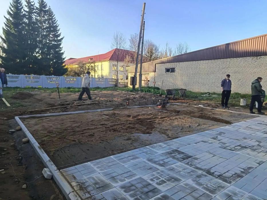 Зону ожидания обустраивают рядом со школой в Новоржевском районе
