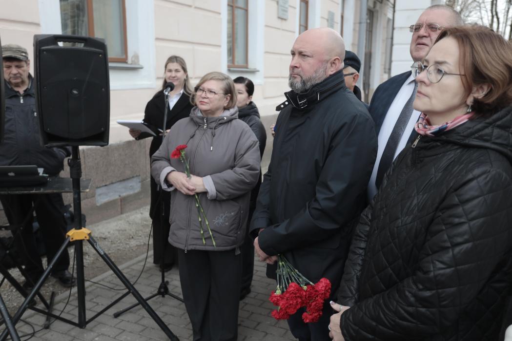 Мемориальную доску врачу-ортопеду Герману Альбрехту открыли на фасаде школы в Пскове