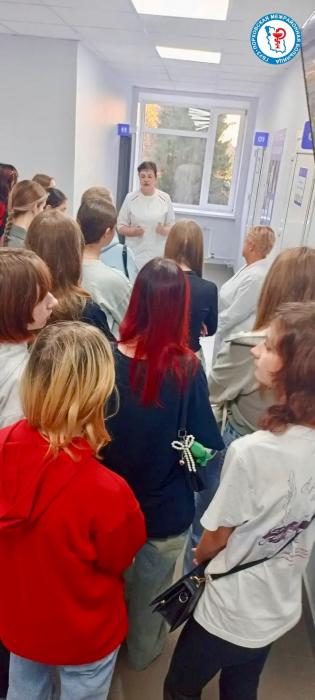 Экскурсию по женской консультации провели школьникам в Дедовичах