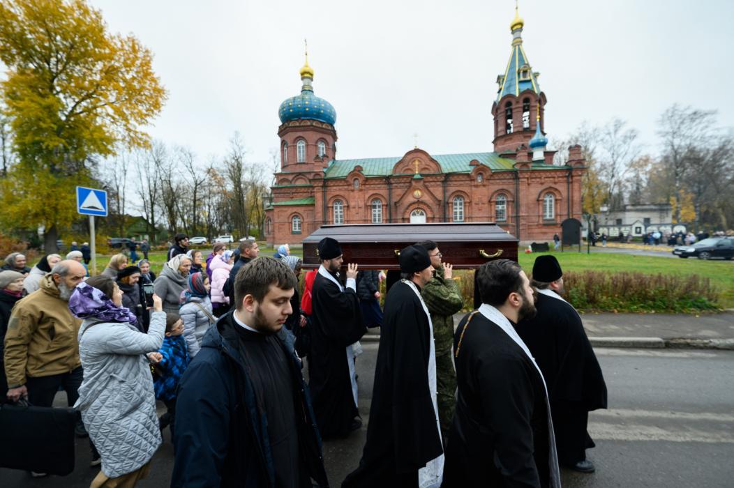Гроб с телом протоиерея Олега Тэора доставили в храм Александра Невского
