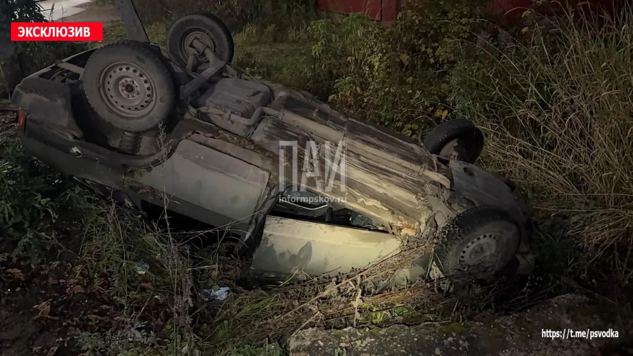 В Пскове пьяный водитель на ВАЗе съехал в кювет