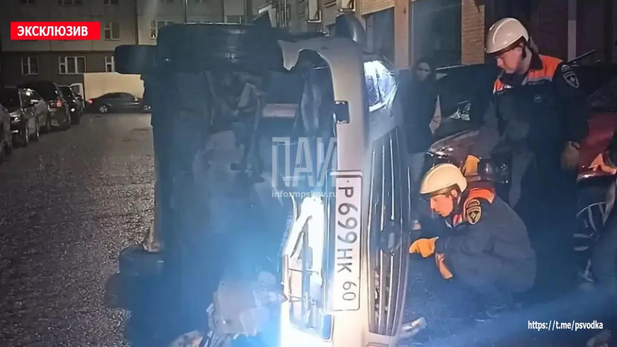 В Пскове Nissan протаранил автомобили на парковке и перевернулся 
