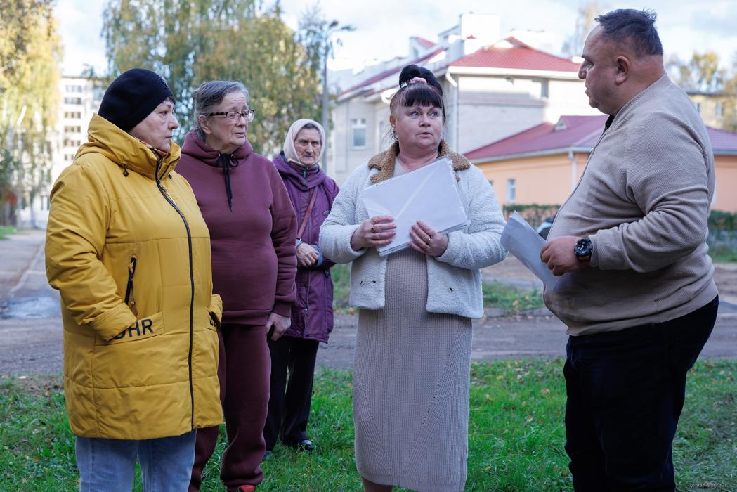 Депутат Алексей Севастьянов встретился с жителями Военного городка в Крестах