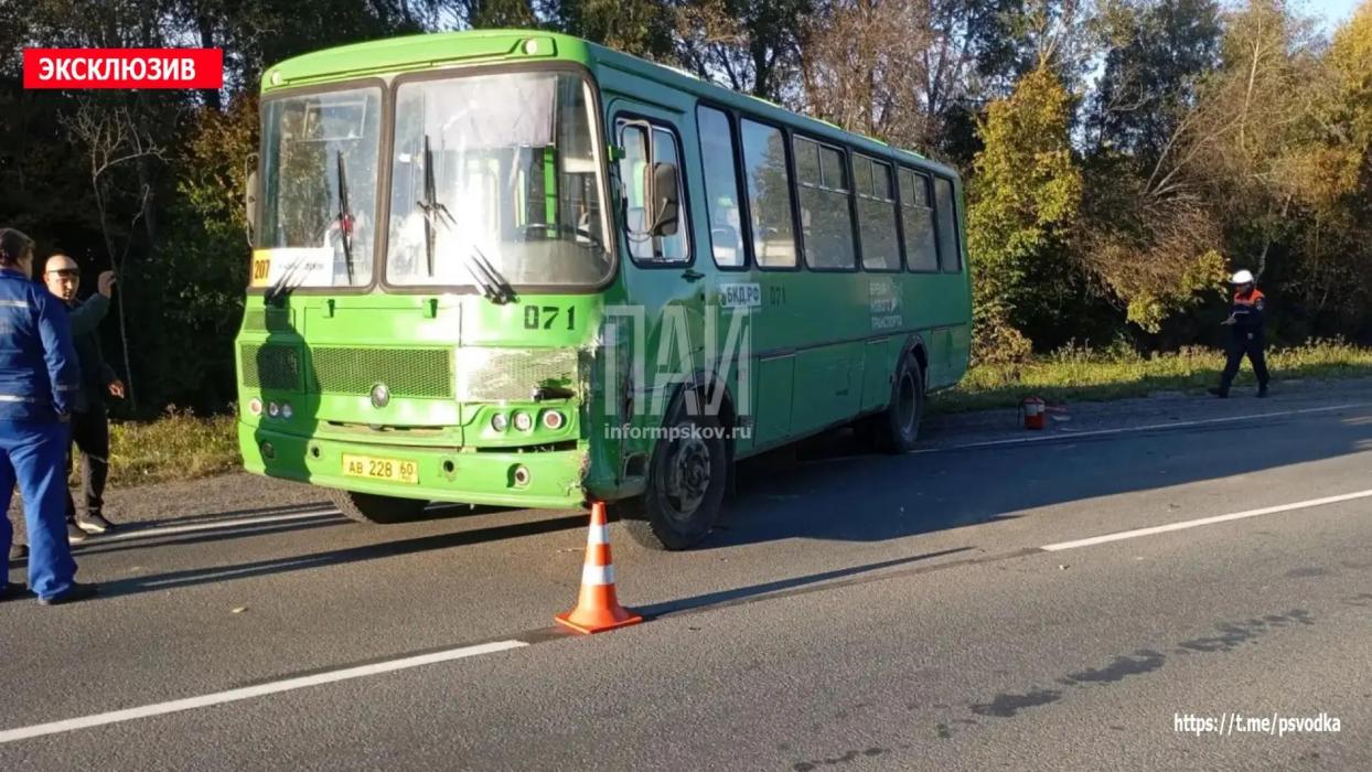 Столкновение автобуса и легкового автомобиля произошло в Псковском районе