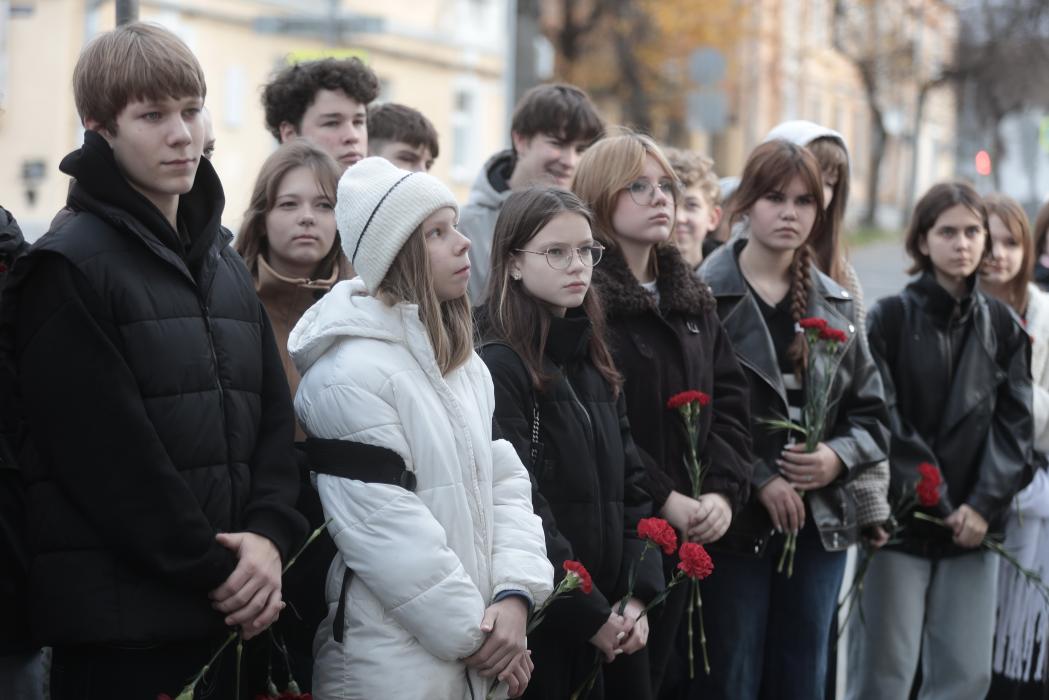 Мемориальную доску врачу-ортопеду Герману Альбрехту открыли на фасаде школы в Пскове