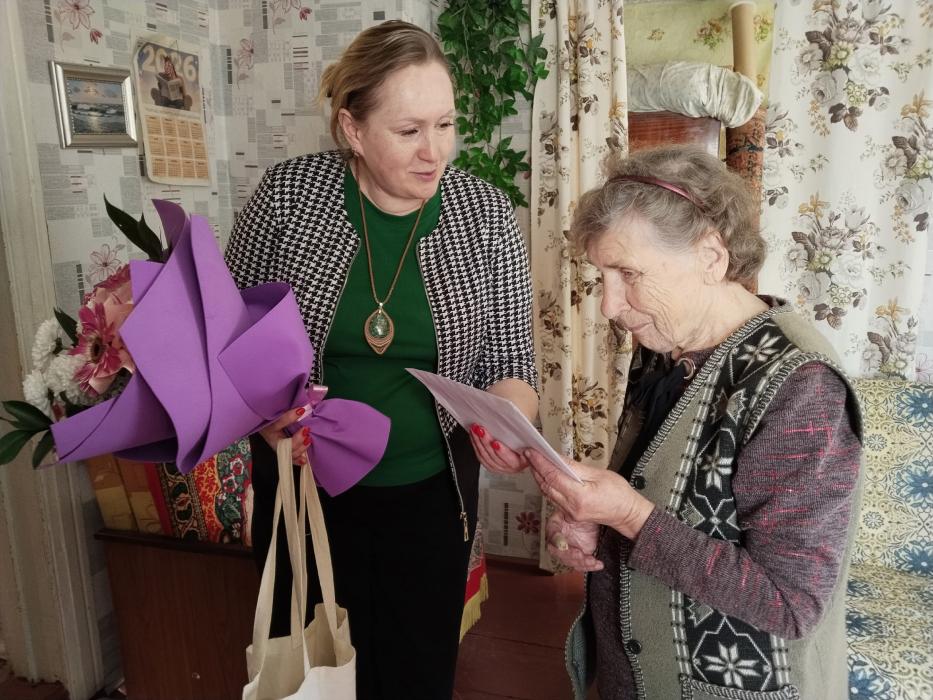 В Стругах Красных поздравили с 87-летием бывшую несовершеннолетнюю узницу концлагерей