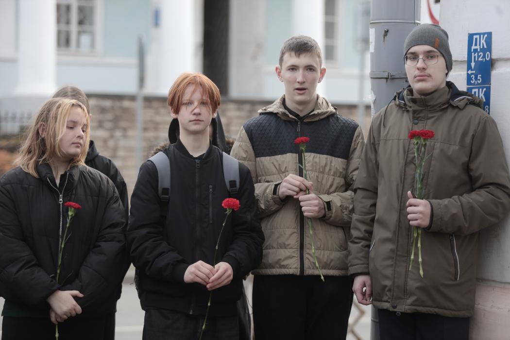 Мемориальную доску врачу-ортопеду Герману Альбрехту открыли на фасаде школы в Пскове