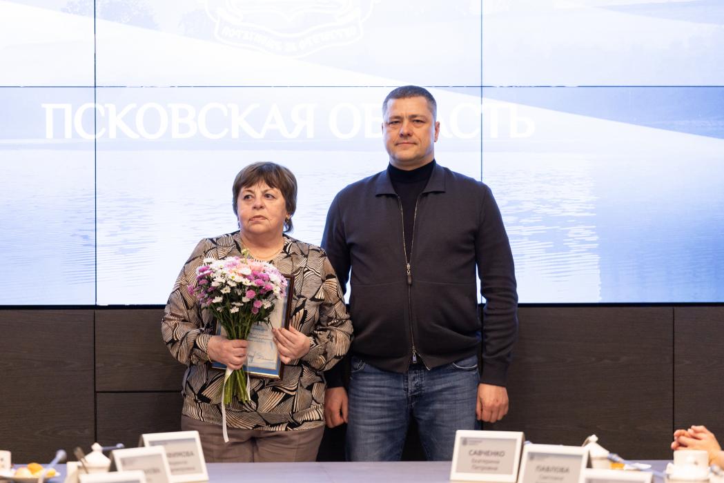 Михаил Ведерников вручил награды коллективам районных газет
