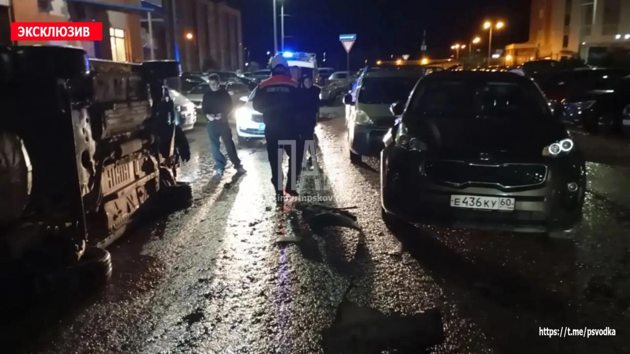 В Пскове Nissan протаранил автомобили на парковке и перевернулся 