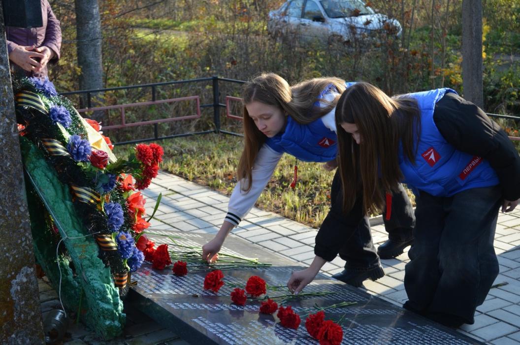 Память жива: в Бежаницком округе почтили жертв сожжённых деревень