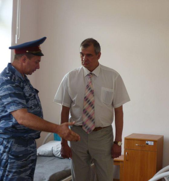 На фото: Юрий Лымарь и директор колонии
