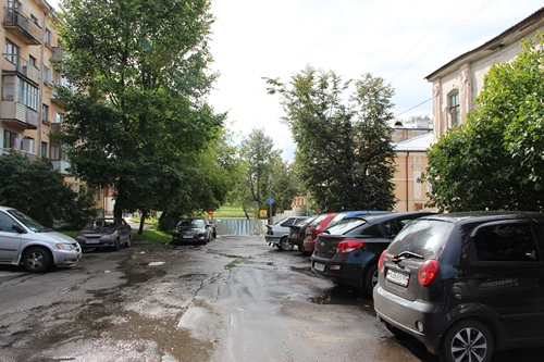 На фото: парковка на улице Детской в Пскове. Фото пресс-службы города