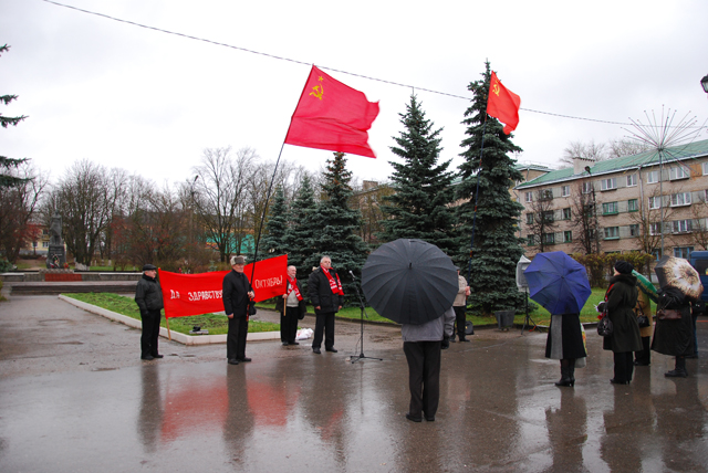 На фото: митинг в Острове