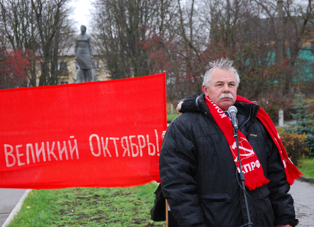 На фото: первый секретарь отделения КПРФ в Островском районе Николай Акиншин