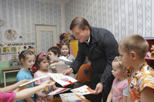 На фото: Андрей Турчак в детском саду "Солнышко"