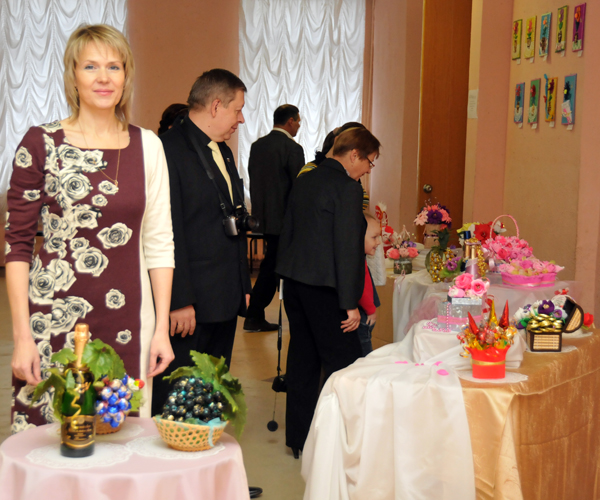 На фото: Елена Коржева открывает свою выставку посетителям