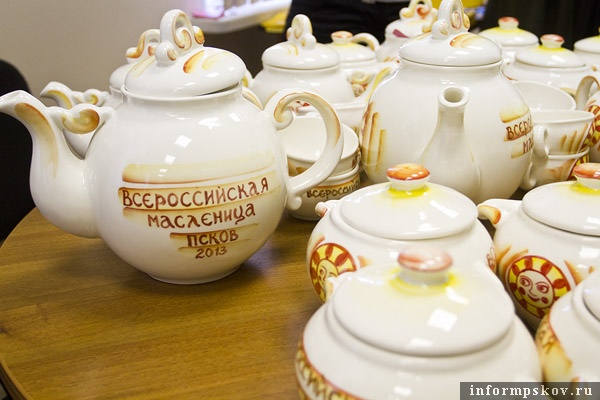 На фото: сувениры с масленичной символикой. 