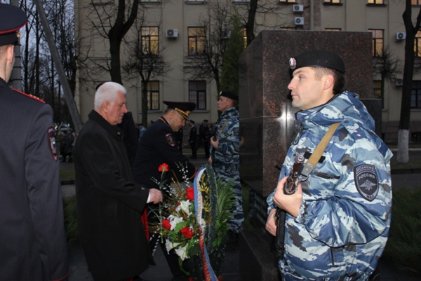 На фото: возложение цветов
