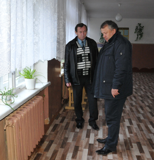 На фото: Павел Мищенков и Александр Григорьев оценивают состояние батарей отопления в школе № 4