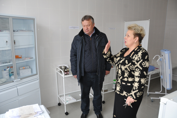 На фото: Лариса Петрикова знакомит Павла Мищенкова с оборудованием нового медицинского кабинета в островской гимназии