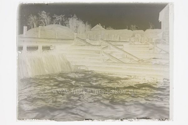 На фото: Запруда на реке Пскове у мельницы Кука. Псков, ок. 1932 г. (до реставрации) 