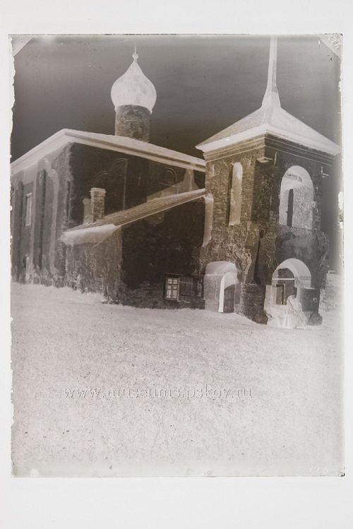 На фото: церковь Козьмы и Дамиана с Гремячей горы. Псков, 1932 г. (до реставрации)