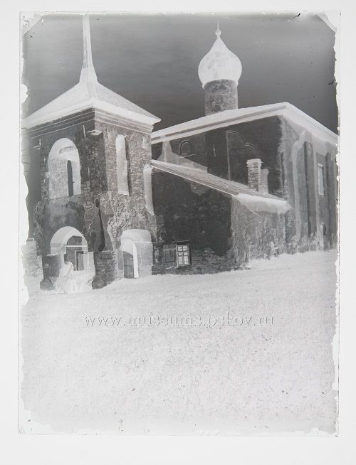 На фото: церковь Козьмы и Дамиана с Гремячей горы. Псков, 1932 г. (после реставрации) 