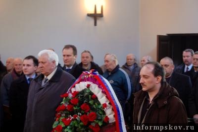 На фото: Псковская делегация возлагает венок (фото Ю. Маспановой)