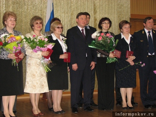 На фото: Андрей Турчак сфотографировался на память с псковичами, получившими государственные награды