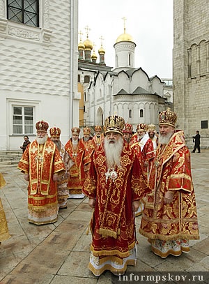 На фото: Патриаршее служение в праздник святых равноапостольных Кирилла и Мефодия
