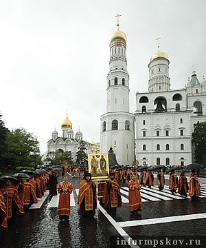 На фото: Крестный ход из Успенского собора через Спасские ворота Кремля на Красную площадь