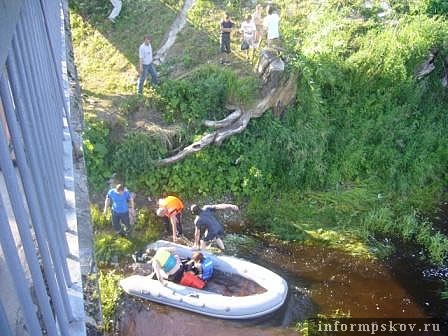 На фото: спасение людей на реке Пскове в районе плотины. Оперативная съёмка пресс-службы ГУ МЧС России по области.