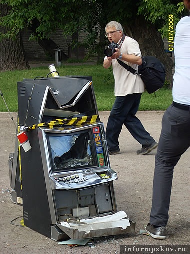 На фото: разбитый игровой автомат
