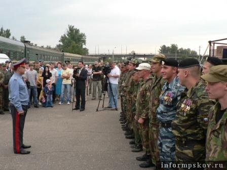 На фото: встреча вернувшихся из командировки милиционеров.