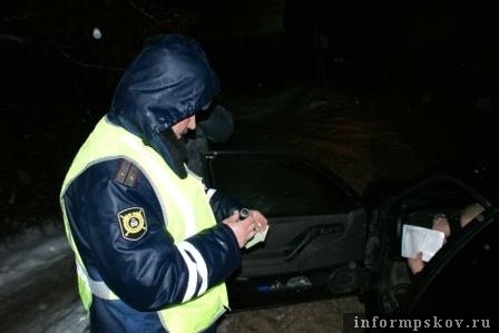 На фото: проверка автомобилей.