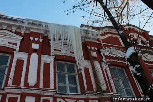 На фото: сосульки на доме №3/13 по улице Пушкина в Пскове