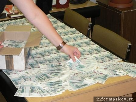 На фото: изъятые фальшивые купюры.