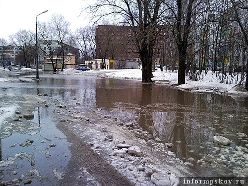 На фото: дворовая территория в Пскове