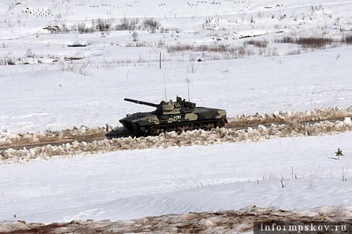 На фото: выдвижение техники на боевые позиции