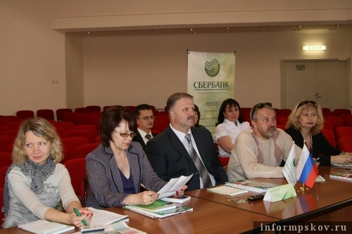 на фото участники брифинга  в Сбербанке